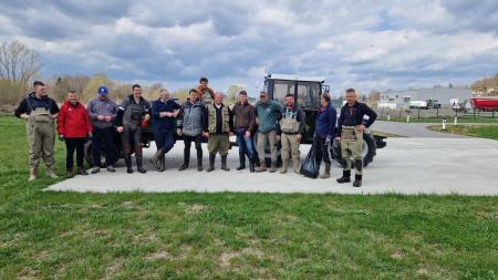 27 Udeleženci čistilne akcije pridno pozirajo za spomin